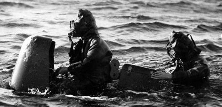 Frogmen of the Italian Navy X Flottiglia MAS commando preparing for an underwater mission.