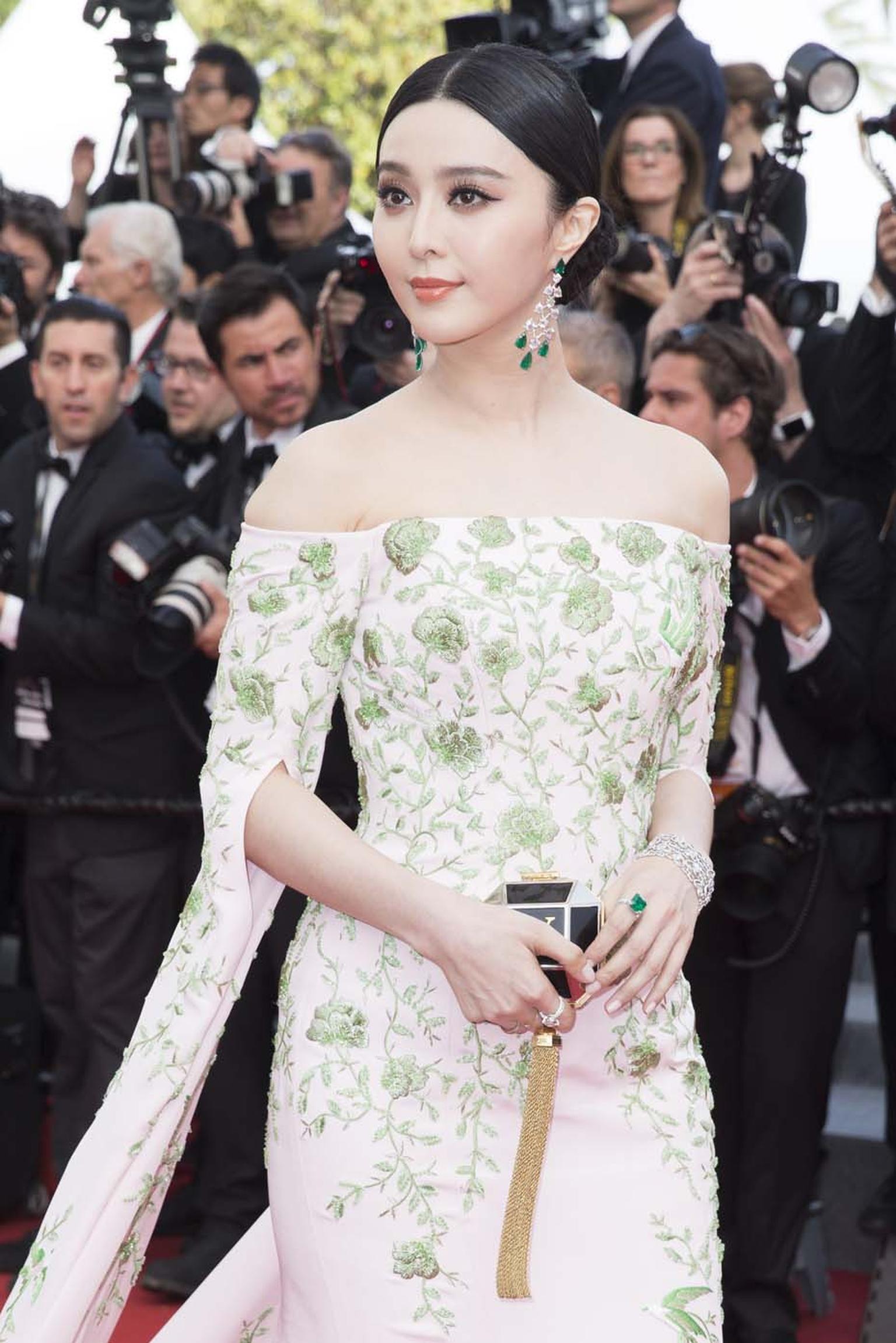 One of our favourite Cannes jewellery looks from the opening day was Chinese actress Fan Bingbing, who looked radiant in a pair of emerald Chopard earrings and an emerald ring from the Red Carpet collection, which matched her green and white floral Ralph 