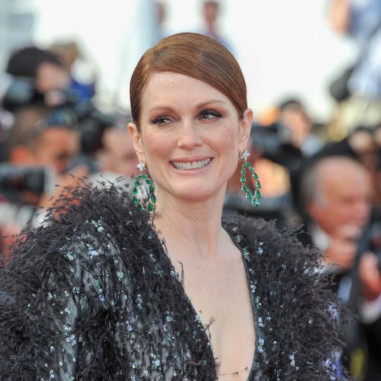 Julianne Moore on the Cannes Film Festival 2015 red carpet in Armani Privé, accessorised with pear-shaped emerald earrings with white diamonds from Chopard’s Red Carpet collection.