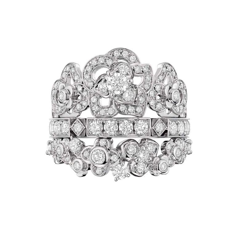Chaumet Hortensia ring in white gold, set with 114 brilliant-cut diamonds.