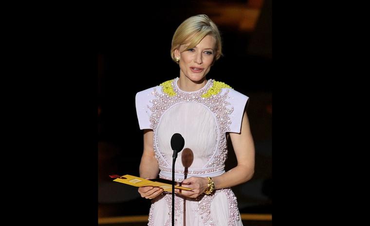At the Academy Awards, Cate Blanchett wears vintage Van Cleef & Arpels yellow gold jewellery. Photo by Kevin Winter Getty Images