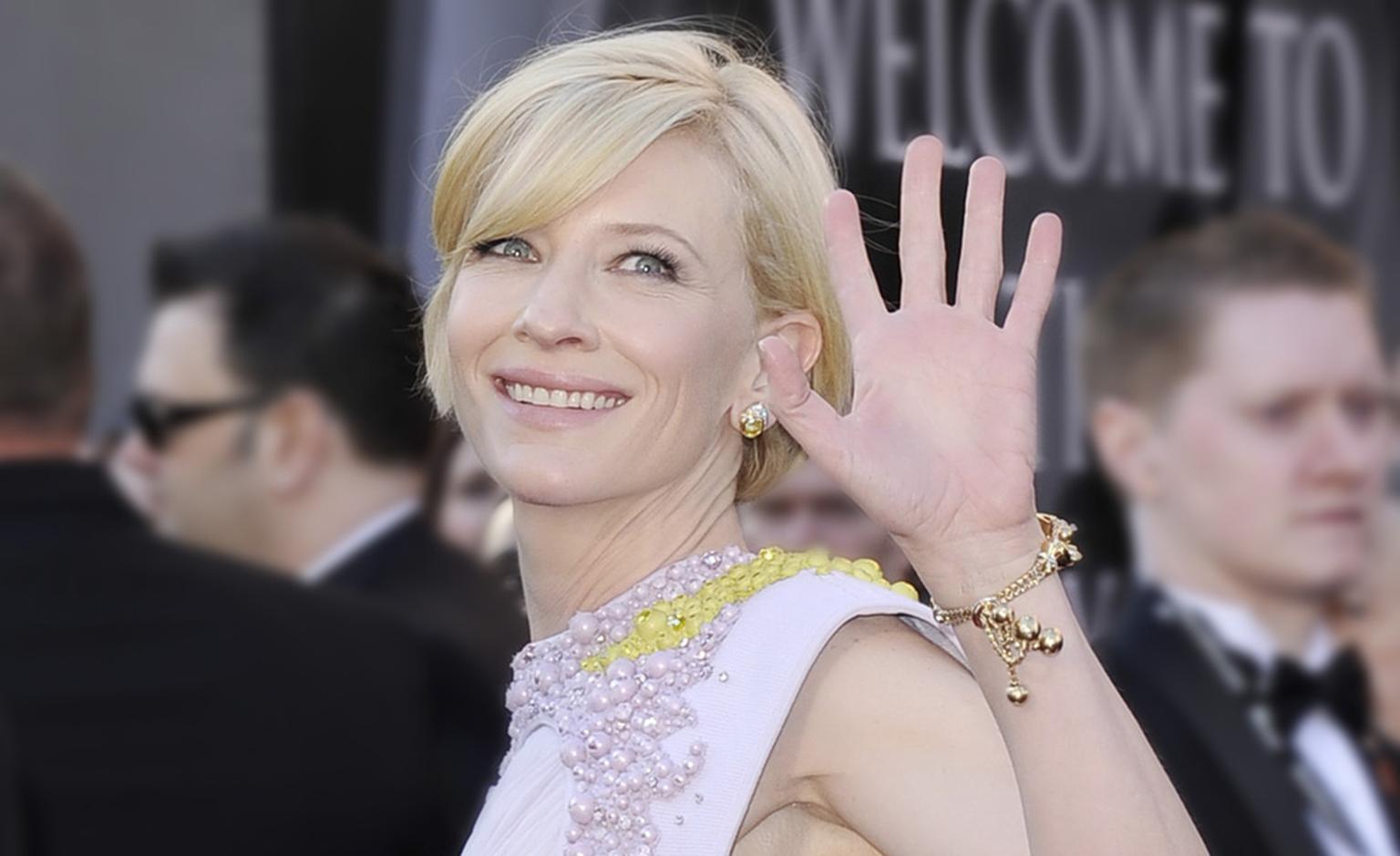 Cate-Blanchett wears vintage Van Cleef & Arpels to the Academy Awards. The bracelet is a 1946 Tassel Diamond bracelet and the earrings are from 1981 and set with white and yellow diamonds. Photo by Kevork Djansezian, Getty Images