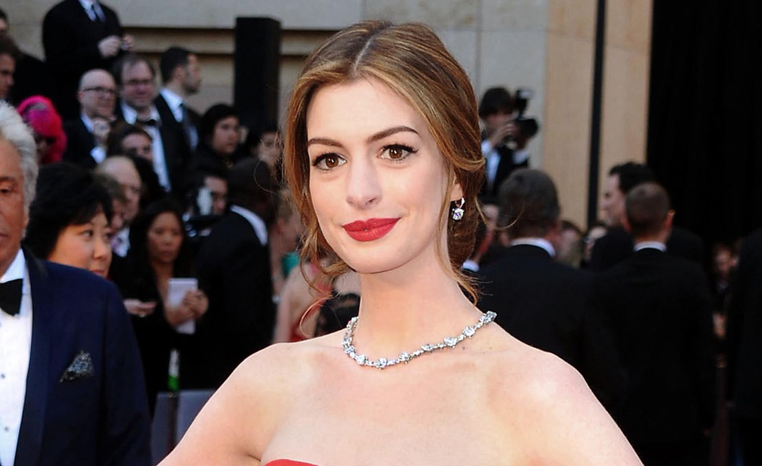 ANNE HATHAWAY who presented the Academy Awards wore the Tiffany Lucida Star necklace valued at 10 million dollars and a $285,000 Tiffany Legacy diamond ring and Tiffany Novo 10 carat diamond earrings on the red carpet.