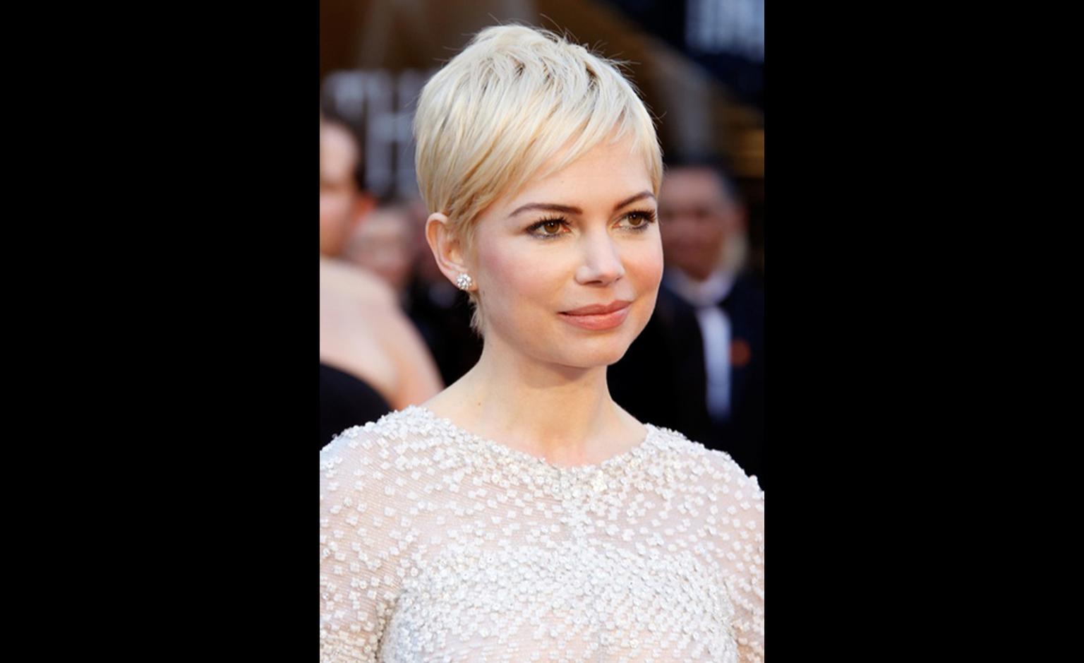 Michelle Williams, Nominee Best Actress Sunflower Collection by Harry Winston, including diamond earstuds and ring