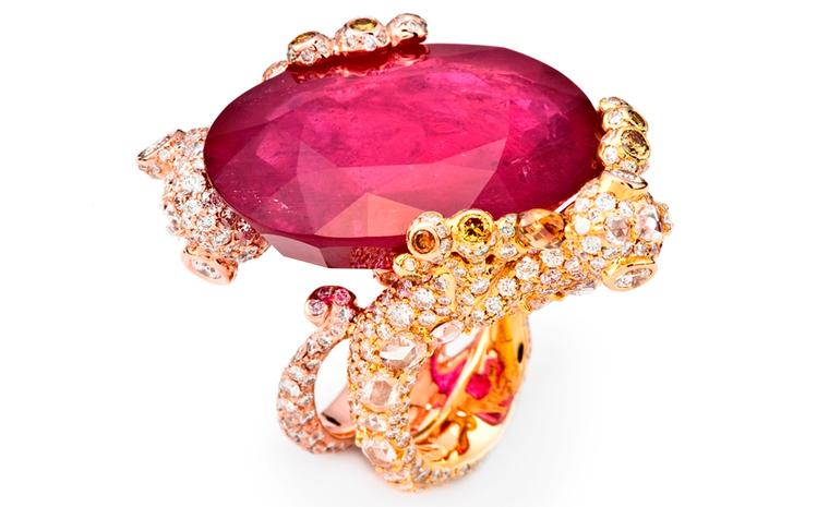 CINDY CHAO, The Art Jewel, White Label Collection Gecko Ring. Oval cut ruby (61.26cts) highlighted by colorless and yellow diamonds set in 18kt gold. From ?41,000