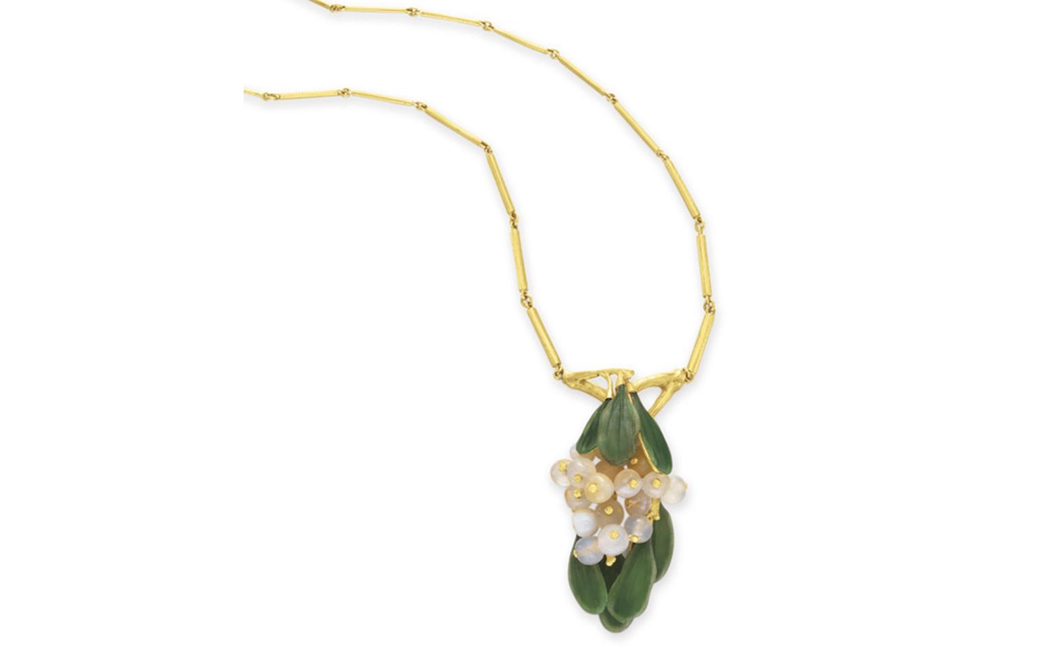 LOT 51 A COLORED GLASS AND GOLD "MISTLETOE" PENDANT NECKLACE, BY LOUIS COMFORT TIFFANY, TIFFANY & CO. By Louis Comfort Tiffany, signed Tiffany & Co., marked PP no. 5 for the Panama-Pacific International Exposition Estimate $15,000-$20,000 SOLD F...