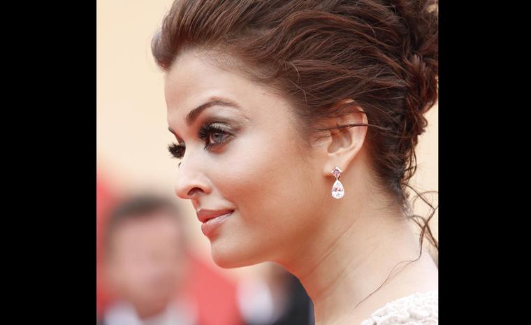 Aishwarya Rai with Chopard 12 carat white and pink diamond earrings.