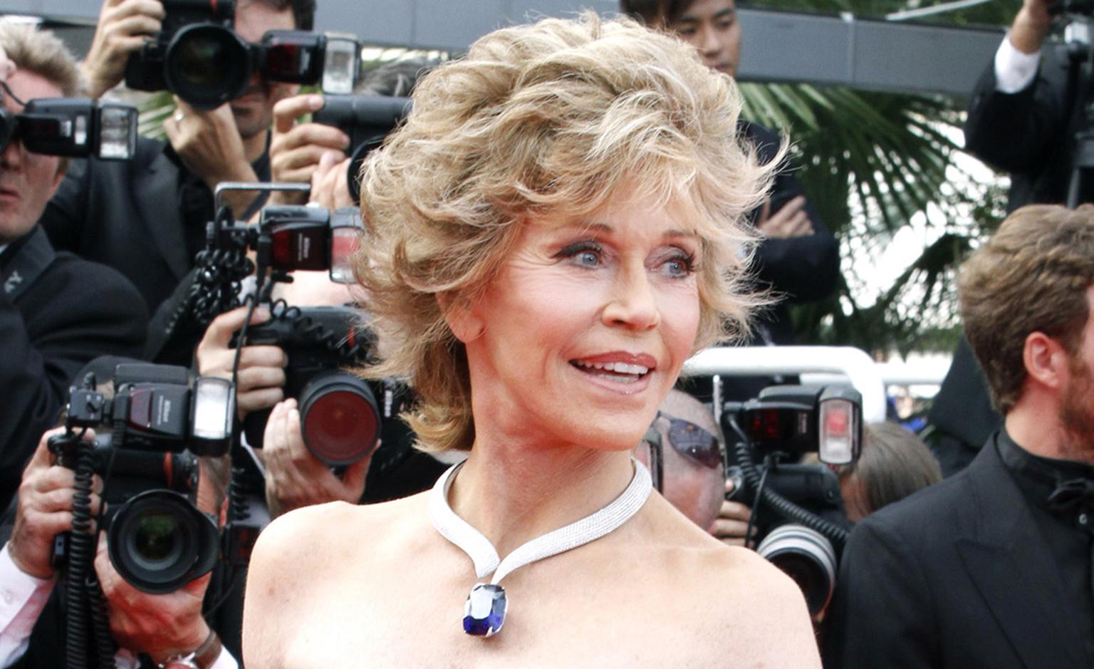 Jane Fonda, the American actress selected a white gold necklace set with diamonds (53.5 cts) with a cushion-shaped blue sapphire pendant (160 cts) paired with a ring set with diamonds.