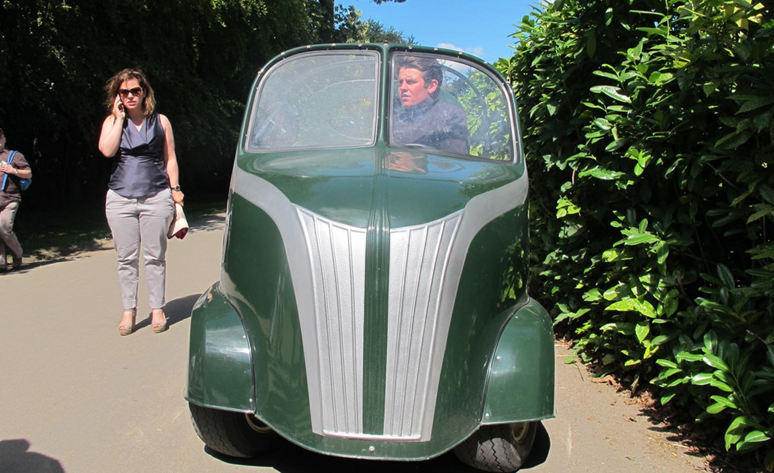 Morris Minor-esqued gold buggy.