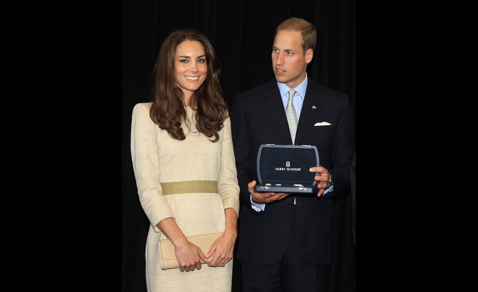 The royal couple with their gift from the Northwest Territories on 5  July 2011 during their state visit to Canada.
