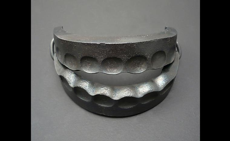 Sophie Hanagarth. Trap bracelet in forged iron.