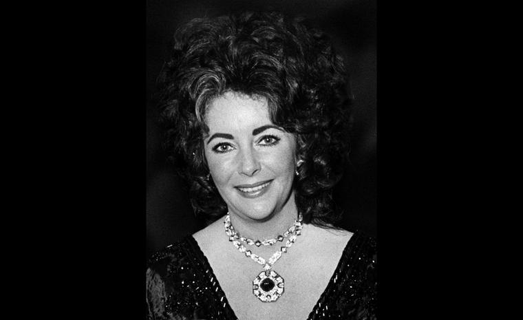 Elizabeth Taylor in Budapest in 1972 wearing the Bulgari sapphire sautoir with a sugarloaf cabochon sapphire of 52.72 carats, a gift from Richard Burton for Elizabeth Taylor’s 40th birthday in 1972. She later added the ring.